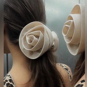 NWT ZARA DOUBLE FLOWER SCRUNCHIE